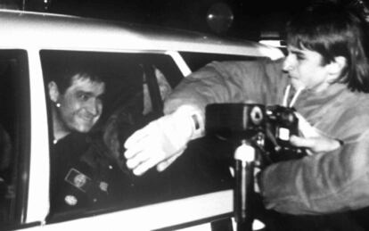 Josu Ternera, dentro del coche policial, con su hijo, tras su detención en Bayona el 12 de enero de 1989.