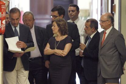 Los portavoces parlamentarios del PSOE, José Antonio Alonso, y del PP, Soraya Saenz de Santamaría, entre otros, registran la propuesta de reforma.