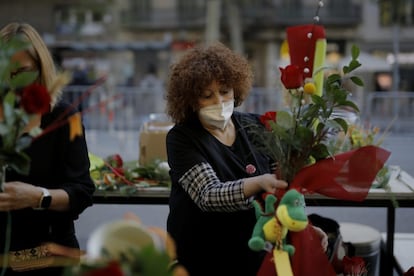 Parada de roses al passeig de Gràcia, a Barcelona. Els preus de les roses a les floristeries seran similars als dels anys anteriors, comptant sempre amb el valor afegit del muntatge de la rosa que fa el florista, amb una tendència a incorporar elements naturals.