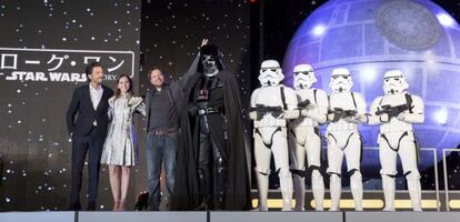 El actor mexicano Diego Luna (desde la izquierda), la actriz británica Felicity Jones y el director británico Gareth Edwards posan durante la presentación de la película Rogue One: una historia de Star Wars en Tokio, Japón.