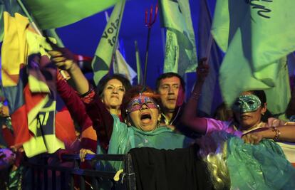 Partidarios de Alianza PAIS, partido del candidato a la presidencia Lenin Moreno, mientras esperan su llegada al evento de clausura de la campaña, antes de las elecciones presidenciales del domingo en Quito, Ecuador, el jueves 30 de marzo de 2017.