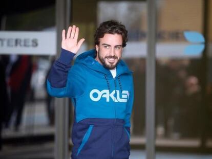 Fernando Alonso, ao deixar o hospital.