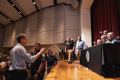 Beto O'Rourke increpa al gobernador Abbott en Uvalde, el 25 de mayo.