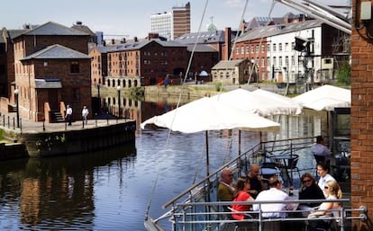 Una terraza en los antiguos muelles portuarios de Leeds. 