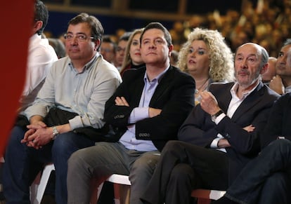 Los presidentes autonómicos de Extremadura, Guillermo Fernández Vara (i), y Castilla-La Mancha, Emiliano García Page, y el exsecretario general del PSOE Alfredo Pérez Rubalcaba, escuchan la intervención de Susana Díaz.