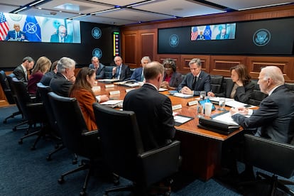 El presidente Biden asiste, junto a otros miembros de su gabinete, a una reunión con su equipo de seguridad nacional, en una fotografía distribuida por la Casa Blanca.