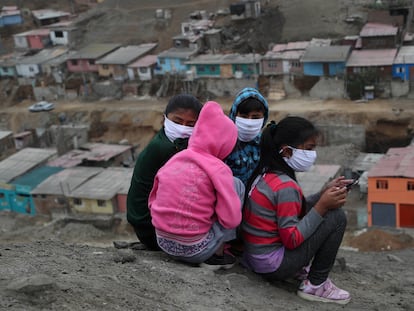 Varios niños de las afueras de Lima, Perú, intentando seguir una clase virtual durante la pandemia.