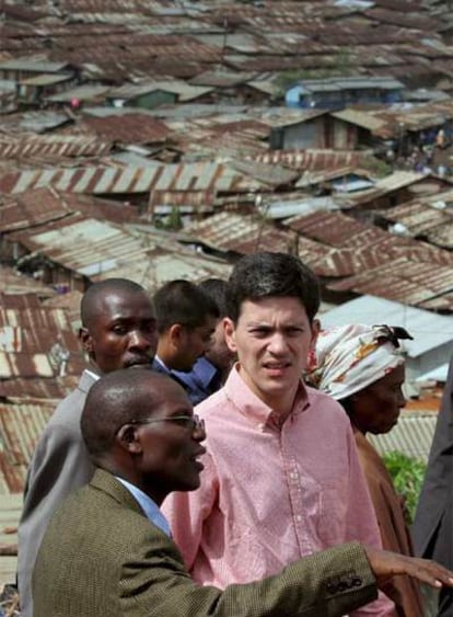 David Miliband, con camisa roja, en una foto de archivo