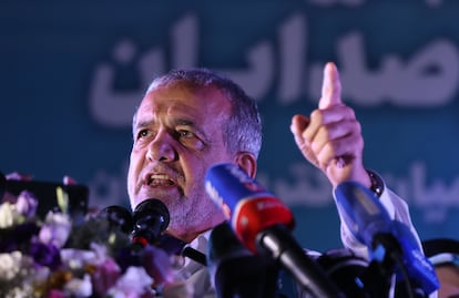 Masoud Pezeshkian, durante un acto de campaña para las presidenciales iraníes.