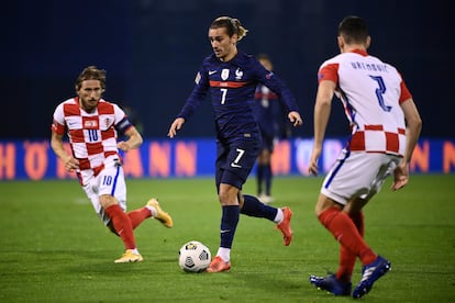Antoine Griezmann conduce el balón en el partido de Francia contra Croacia de la Liga de las Naciones.