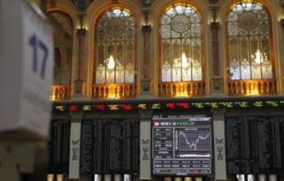 Panel de la Bolsa de Madrid que reflejaba ayer a la evolución del principal indicador de la bolsa española, el IBEX 35.