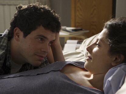 Oriol Vila y Bárbara Lennie en un fotograma de <i>Todas las canciones hablan de mí, </i>de Jonás Trueba.