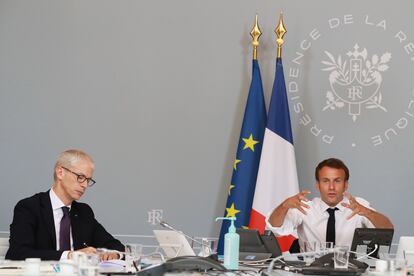 El presidente francés, Emmanuel Macron (derecha), y el ministro de Cultura, Franck Riester, hoy, durante una videoconferencia con varios miembros del sector cultural.