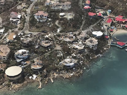 Vista aérea de los daños ocasionados por el huracán a su paso por las Islas Vírgenes de Estados Unidos, el 8 de septiembre.