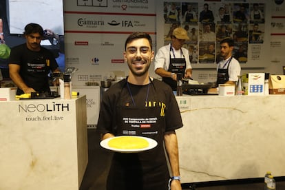 Alejandro Oliveira, cocinero del restaurante La Falda, en Madrid,  segundo puesto del concurso nacional de tortilla 2024. Imagen proporcionada por Alicante  Gastronómica.