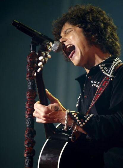 Enrique Bunbury, en un momento del concierto de la Feria de Zaragoza, con el que que ha iniciado su gira Hellville de Luxe