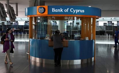 Un puesto del Banco de Chipre en el aeropuerto de Lárnaca. 