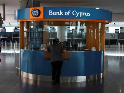 Un puesto del Banco de Chipre en el aeropuerto de Lárnaca. 