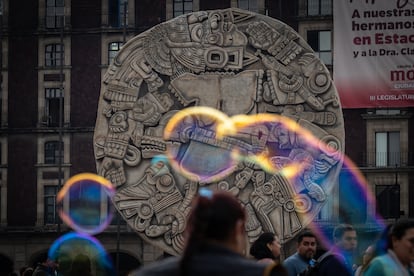 La capital celebra 700 años de la fundación de Tenochtitlán con un espectáculo de luz y sonido, esculturas monumentales y proyecciones que muestran la historia desde el mundo prehispánico hasta el México contemporáneo. En la imagen, la representación de la diosa Coyolxauhqui. 