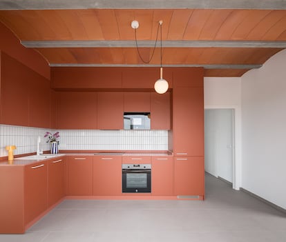 El color de los muebles de la cocina está extraído de la bovedilla curva del techo para dar continuidad.
