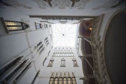 Patio interior de la Casa Macaya, con la escalinata cubierta y el estuco blanco que le dan su aspecto característico.