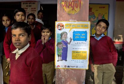 Un póster en la escuela informa a los niños sobre la importancia de la desparasitación en el colegio de Neemrana.