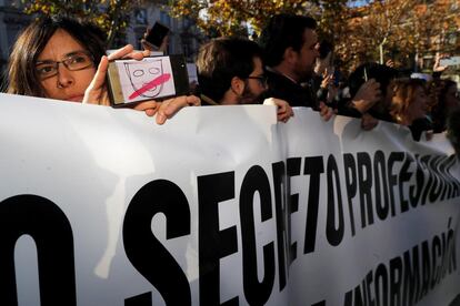 Un grupo de de periodistas se concentra frente al Supremo bajo el lema 'Nuestro secreto profesional, tu derecho a la información', en protesta por la actuación del juez Florit, en 2018.