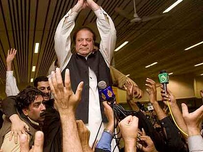 Los seguidores del ex primer ministro paquistaní, Nawaz Sharif, lo reciben en el aeropuerto de Lahore.