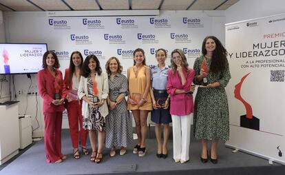 Cristina Burzako, el resto de premiadas y la directora de Deusto Business School, Almudena Eizaguirre (cuarta por la izquierda).