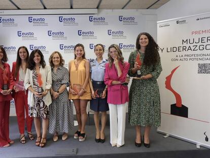 Cristina Burzako, el resto de premiadas y la directora de Deusto Business School, Almudena Eizaguirre (cuarta por la izquierda).