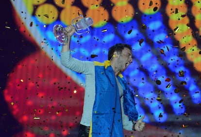 Mans Zelmerlow alza el trofeo que le acredita como ganador del certamen de Eurovisi&oacute;n 2015.