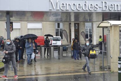 Vitoria, salida de los trabajadores de la mercedes a las dos tras decretar su cierre temporal. EL PAÍS
 