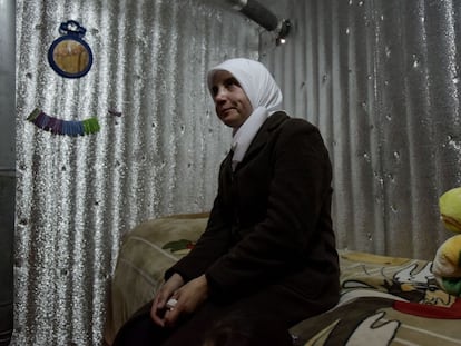 Iman Maatoa en la tienda del asentamiento del Valle de la Bekaa (Líbano) donde vive.