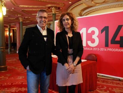 Emilio Sagi, a la izquierda, e Ibone Bengoetxea, en el Teatro Arriaga