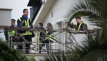 Registro policial de una vivienda durante la Operación Wall.