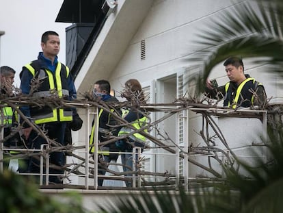 Registro policial de una vivienda durante la Operación Wall.