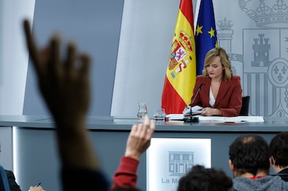 Varios periodistas hacen preguntas a la ministra de Educación y portavoz del Gobierno, Pilar Alegría, durante la rueda de prensa tras el Consejo de Ministros.