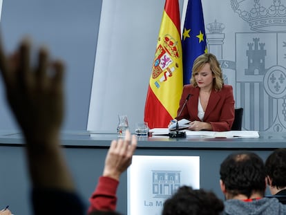 Varios periodistas hacen preguntas a la ministra de Educación y portavoz del Gobierno, Pilar Alegría, durante la rueda de prensa tras el Consejo de Ministros.