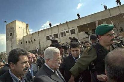Agentes de seguridad escoltan al presidente palestino, Mahmud Abbas, durante su visita de ayer a las ruinas de la prisión de Jericó.