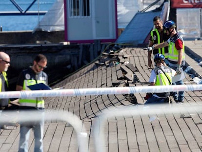 Miembros de la policía científica trabajan en el tramo hundido del paseo marítimo de Vigo.