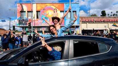 Algunos seguidores de Biden celebran el triunfo en Los Ángeles (California).