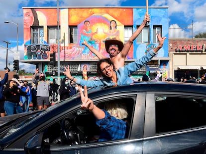 Algunos seguidores de Biden celebran el triunfo en Los Ángeles (California).