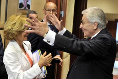 Jean-Claude Trichet felicita a Elena Salgado por la victoria de España en el Mundial de fútbol.