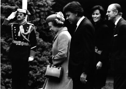 Viaje oficial de la reina Isabel II a España. En la imagen, junto al expresidente del Gobierno Felipe González, su esposa Carmen Romero y el duque de Edimburgo, el 18 de octubre de 1988.