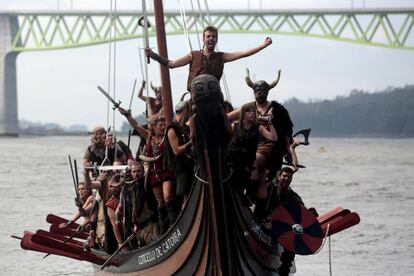 Vikingos llegados de Frederikssund (Dinamarca) y vecinos de Catoira participan en el festivo desembarco y la posterior batalla por las Torres del Oeste.