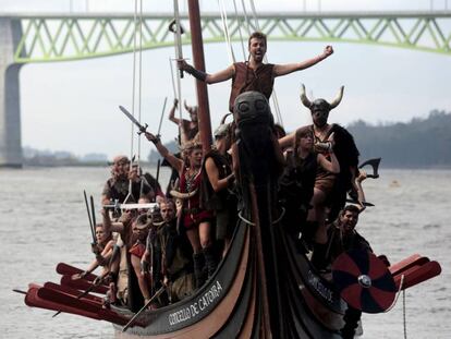 Vikingos llegados de Frederikssund (Dinamarca) y vecinos de Catoira participan en el festivo desembarco y la posterior batalla por las Torres del Oeste.