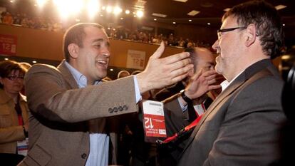 Jorge Alarte felicita a Ximo Puig, nuevo secretario general del PSPV.