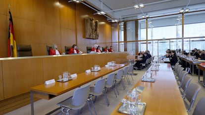 Primera sesión del juicio en Karlsruhe, este martes, para determinar si el NPD debe dejar de recibir subvenciones públicas. En las primeras filas, las sillas vacías de los representantes de la formación.