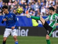 El defensa del Real Betis Marc Bartra despeja ante Ilyas Chaira, el autor del gol del Oviedo.