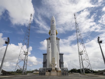 El Ariane 6, en la plataforma de lanzamiento del Puerto Espacial Europeo de Kourou (Guayana Francesa), el 20 de junio.